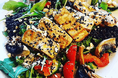 Ensalada de tofu a la plancha con lentejas negras