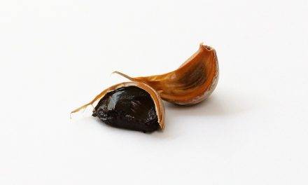Diez recetas fáciles con ajo negro, un sabor balsámico y que no delata