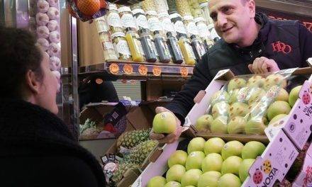 El punto de venta busca reforzar la relación entre los fruteros y sus clientes