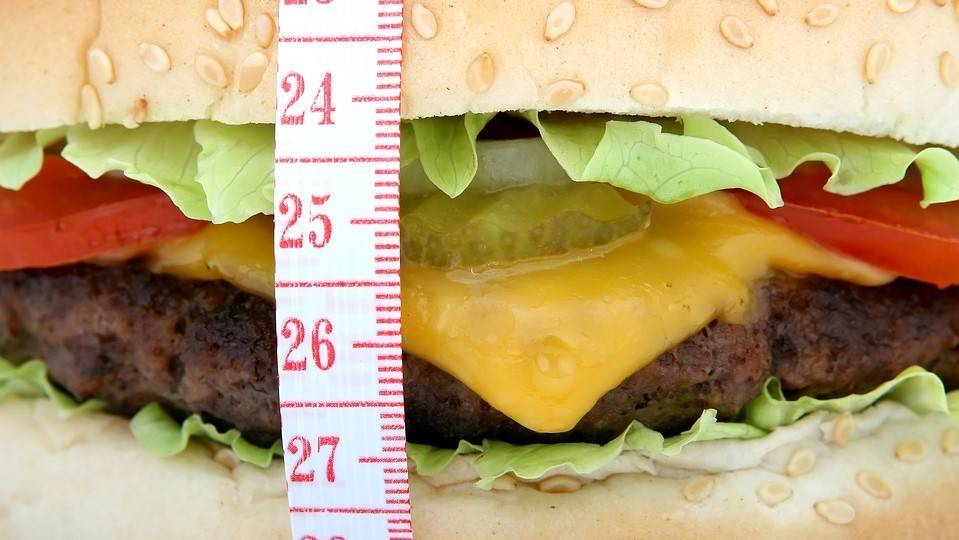 Chile quiere bajar el índice de obesidad y planta cara a la comida basura