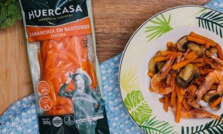 WOK de bastones de zanahoria y champiñones con gambas y salsa teriyaki